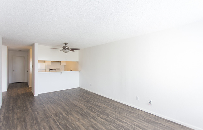 *OPEN HOUSE: 5/16 4-6PM & 5/17 9-11AM* Spacious 2BR in Point Loma with Parking!