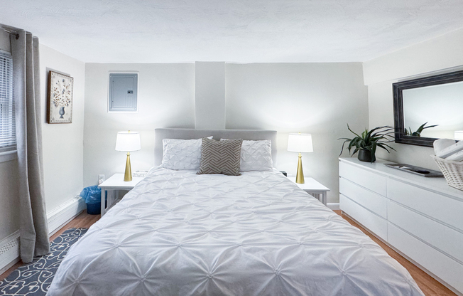 1 bed, 1 bath, 700 sqft, $4,300, Unit 2B