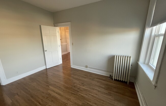 2 beds, 1 bath, $3,000, Unit 24