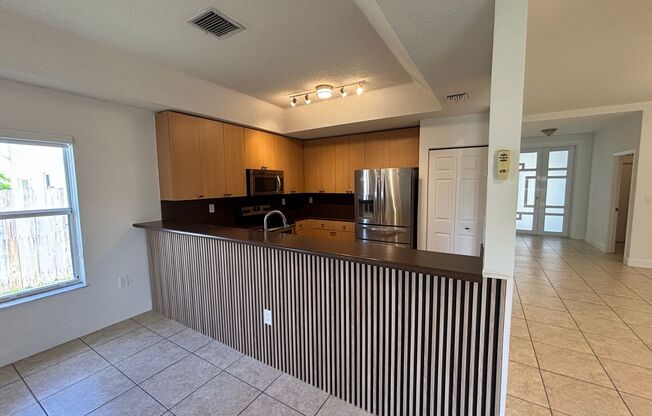 Beautiful 4/3 House - Charming Patio