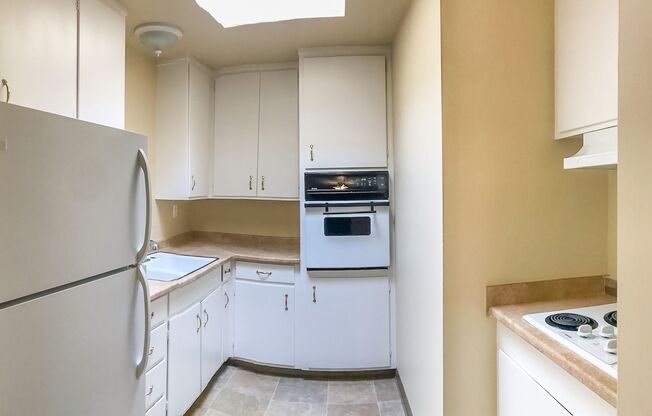 2 beds, 1 bath, $2,200