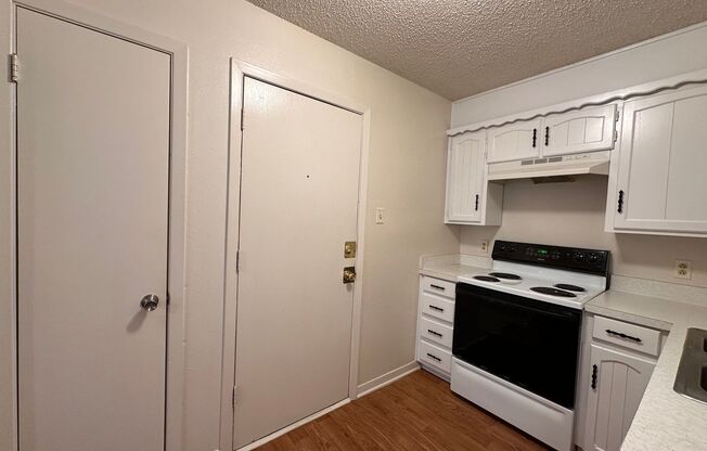 2 beds, 1 bath, 1,007 sqft, $1,195