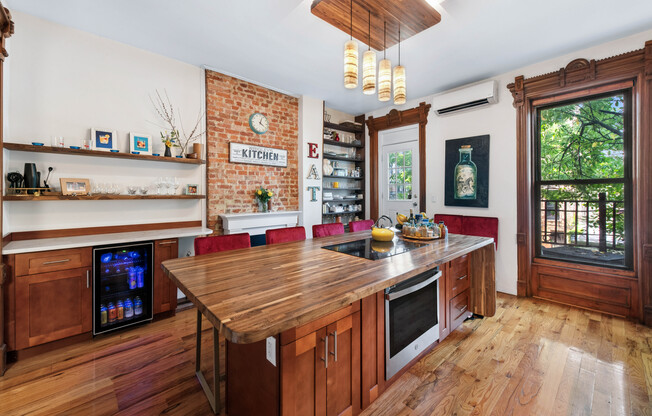 205 LEXINGTON AVE