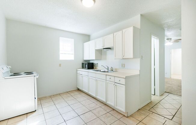 1 bed, 2 baths, 600 sqft, $595, Unit Rear