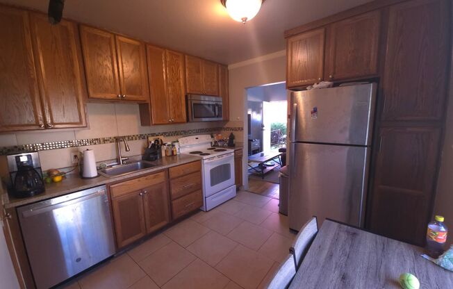 4 beds, 2 baths, $6,800, Unit 1810