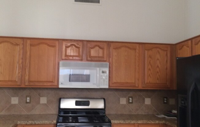 Beautiful 3 bedroom 2 bath North Phoenix home Under market rate! Available after June 1st!