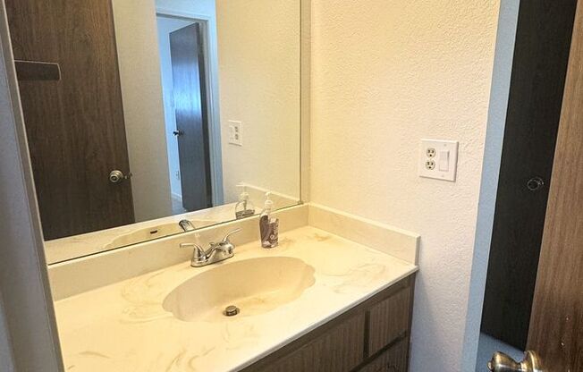 2 beds, 1.5 baths, $2,550, Unit APARTMENT B