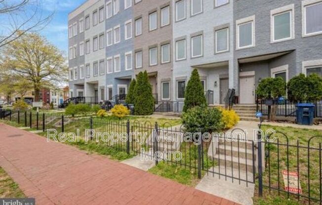 927 12 ST NE