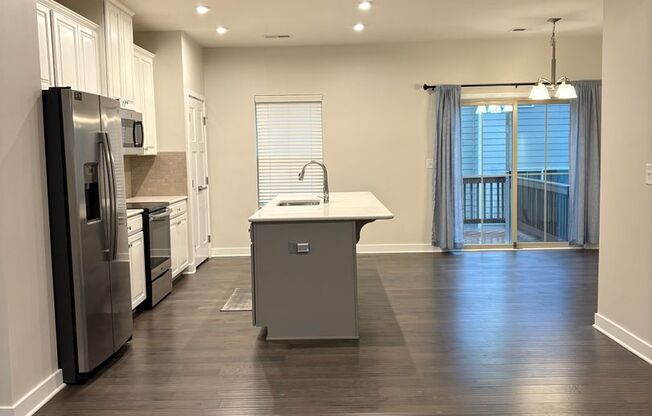 3BR 2.5 BA townhome with all the builder options in a great location in Oakhurst