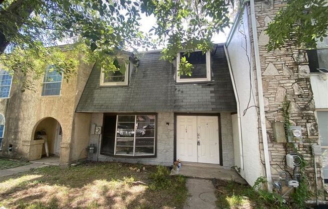 Very Large 2/2.5 Townhome with covered parking