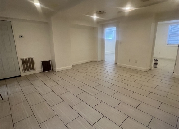 3 beds, 1 bath, $2,750, Unit 1