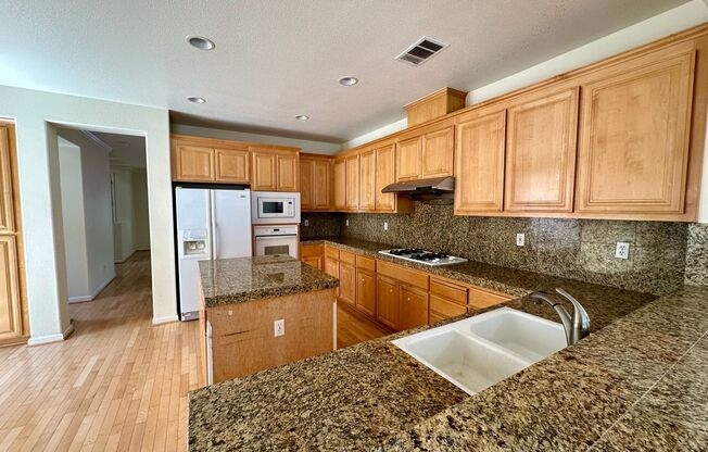 LUXURY HOME WITH BEAUTIFUL FINISHES CENTRAL LOCATION
