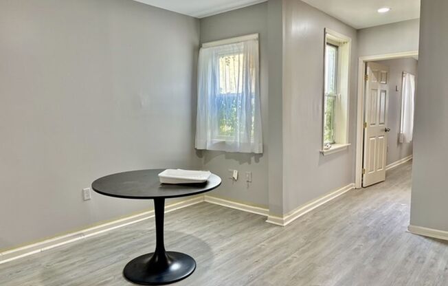 2 beds, 1 bath, 964 sqft, $1,400, Unit #3