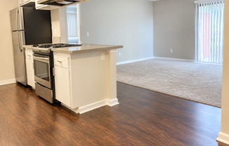 2 beds, 2 baths, $2,100, Unit 28
