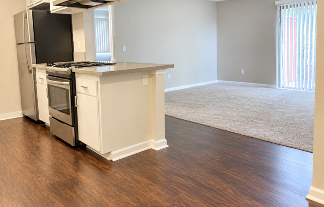 2 beds, 2 baths, $2,100, Unit 28