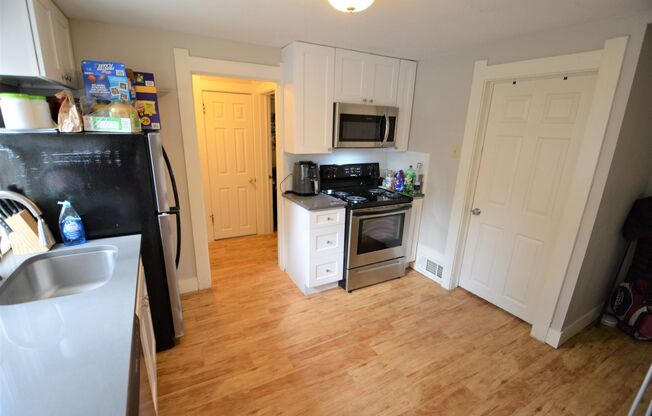 3 beds, 1 bath, $5,025, Unit 879