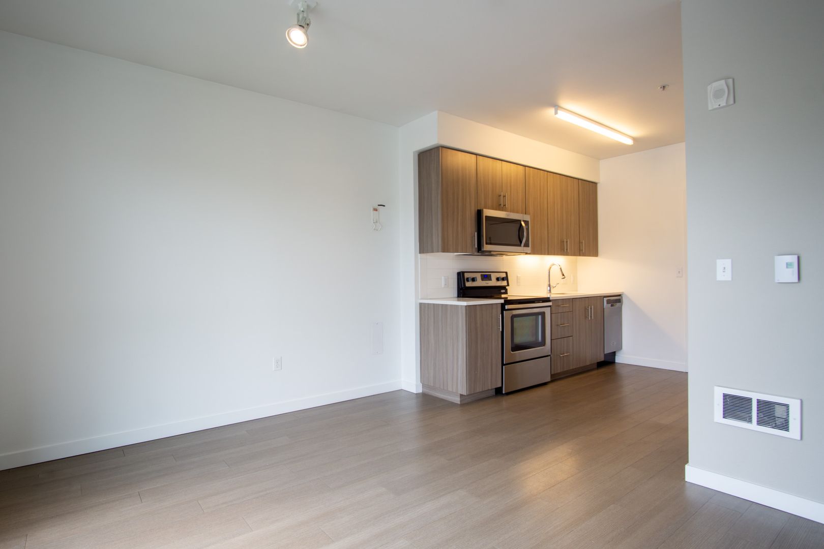 Fabulous Top Floor Sellwood 1-Bedroom with Condo-Grade Finishes!
