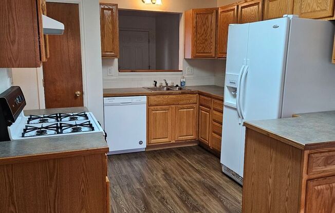 2 beds, 1.5 baths, $1,550, Unit Unit E1