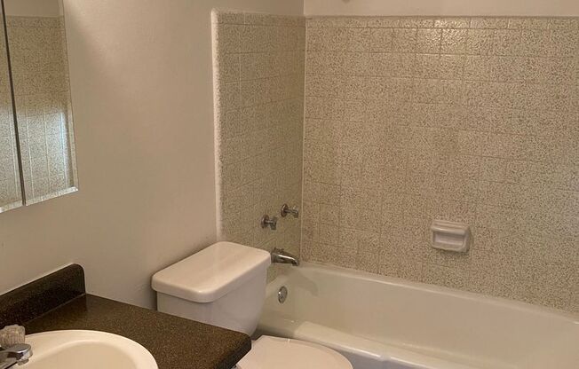2 beds, 1 bath, 650 sqft, $1,330, Unit 17