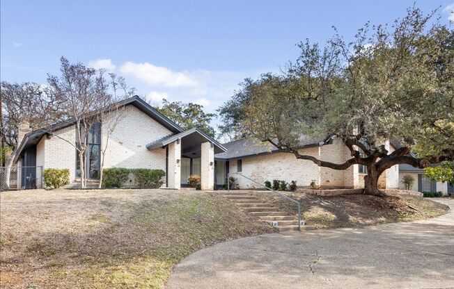 Single-Family Home in Woodway, TX