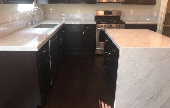 Gorgeous Townhouse - Built 2017 Southwest Central Reno on Cul-de-Sac