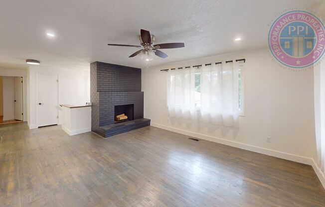*MILWAUKIE!!!  A GARDENER'S DELIGHT, GORGEOUS OUTDOOR LIVING, STYLISH AMENITIES!