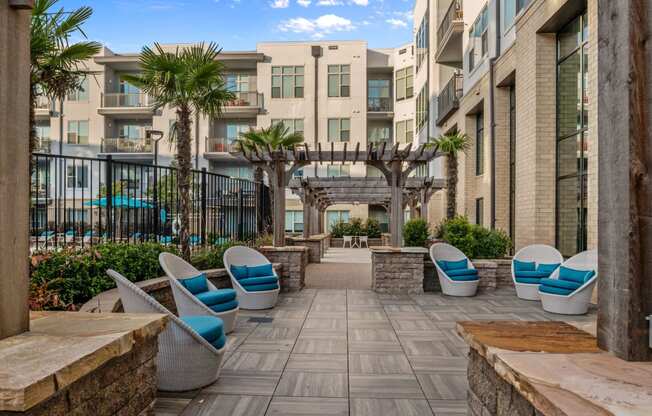 Outdoor courtyard with lounge chairs | Inspire Southpark