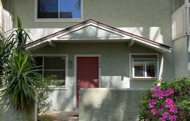 3/2.5 Recently updated townhouse close to UF, shopping, restaurants, entertainment, and easy access to I-75