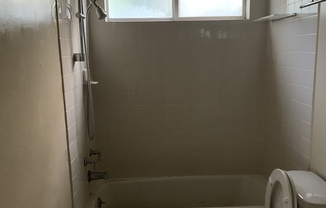 1203 KINGS RD