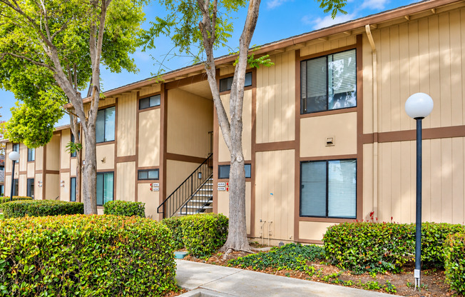 Homey 2-bedroom condo in Newark - convenient location!