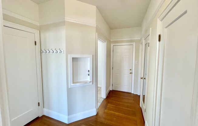 1 bed, 1 bath, $2,600, Unit 1580 Golden Gate #204