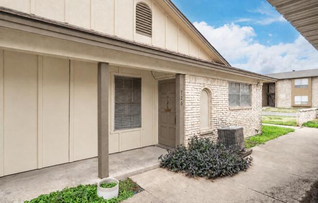 726 E PECAN ST