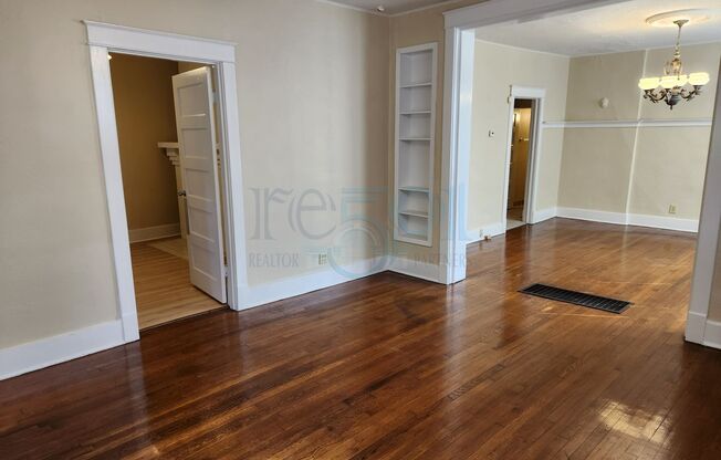 2 beds, 1 bath, $1,095, Unit Battery, 2219 S.