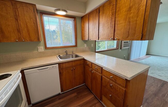 2 beds, 1 bath, 740 sqft, $1,525, Unit 10