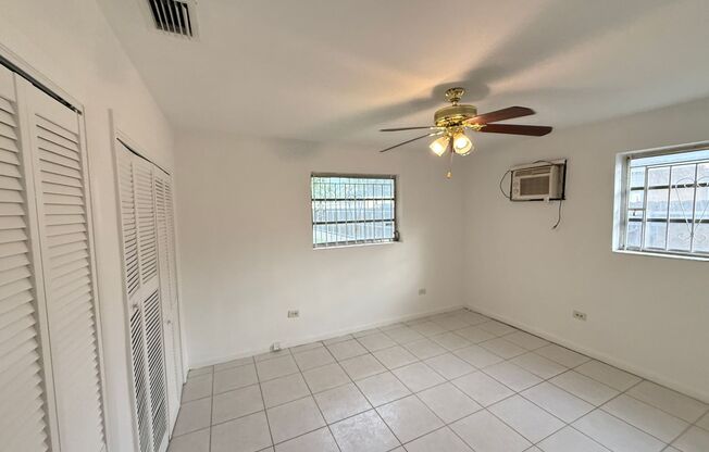 SPACIOUS 2 BD 1 BATH UNIT WITH LARGE BACKYARD