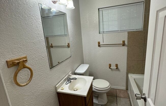 $875 - 2 bed 1 bath bi-level apartment with detached 1 car garage!