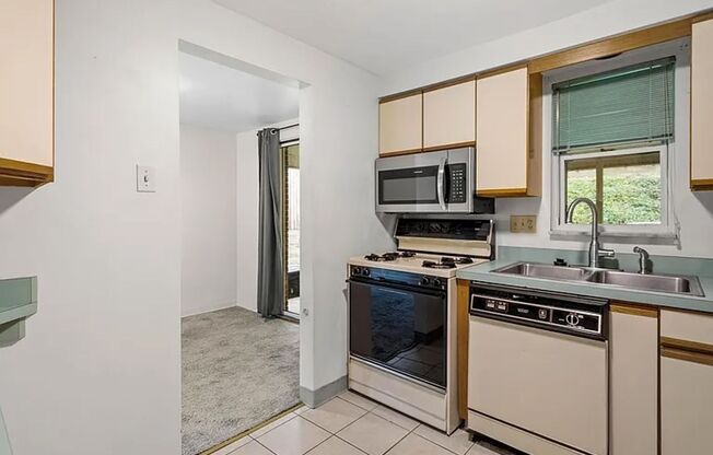 AVAILABLE 6/1! CONVENIENTLY LOCATED 2 BEDROOM!