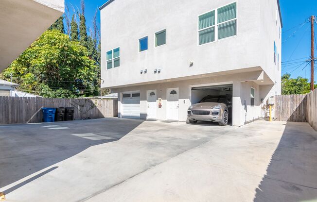 16753-16755 1/2 Sherman Way