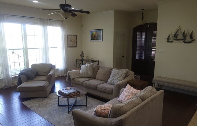 3 Bedroom 2.5 Bath Baton Rouge Home: Modern Comfort & Pet-Friendly Living!