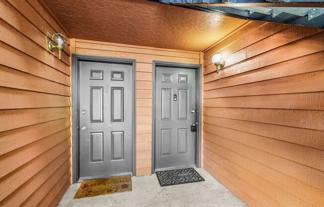 Large Remodeled 2bd, 1ba Condo Available in Totem Lake!
