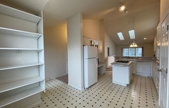 4368 POND RDG CT NE