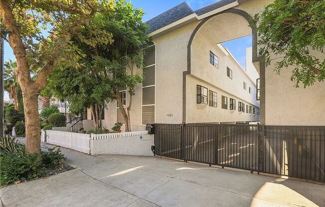 Very Nicely Updated Townhouse in Hollywood