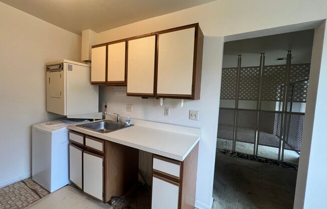 2 beds, 1 bath, $1,895, Unit (#302)