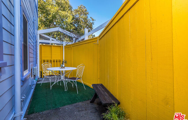 700 ANGELUS PL