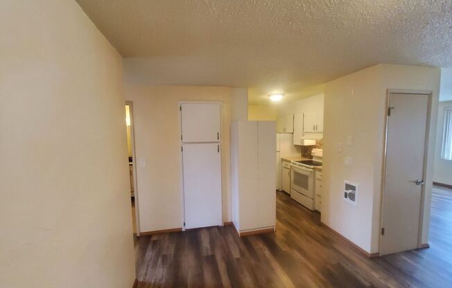2 Bedroom 1 Bathroom Close to Owens Rose Garden!