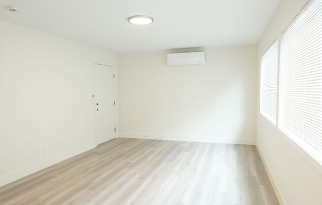 2 beds, 1 bath, 870 sqft, $2,100, Unit 57-7