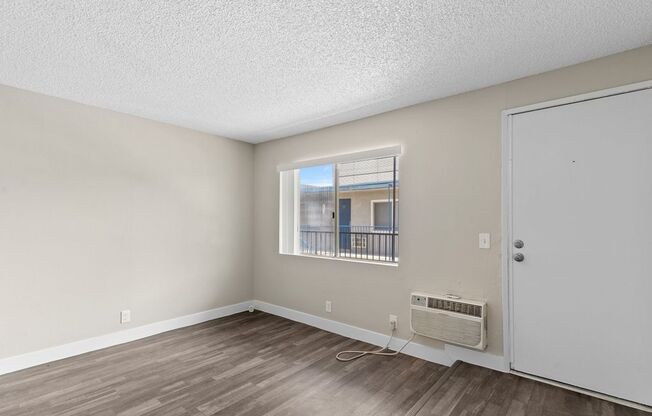 Studio, 1 bath, 275 sqft, $949, Unit 40