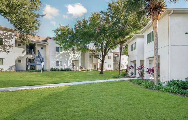 laurel at altamonte building exterior and walking paths