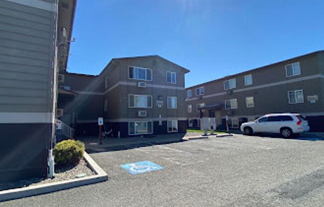 2 beds, 1 bath, $1,125, Unit 05