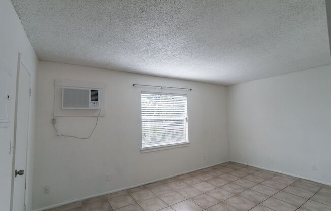 1 bed, 1 bath, $1,295, Unit Unit 010 - 2504 E Jefferson St